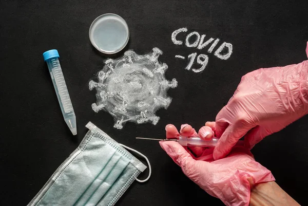 Spuit Handen Roze Medische Handschoenen Zwart Krijtbord Corona Virus Mysterieuze — Stockfoto