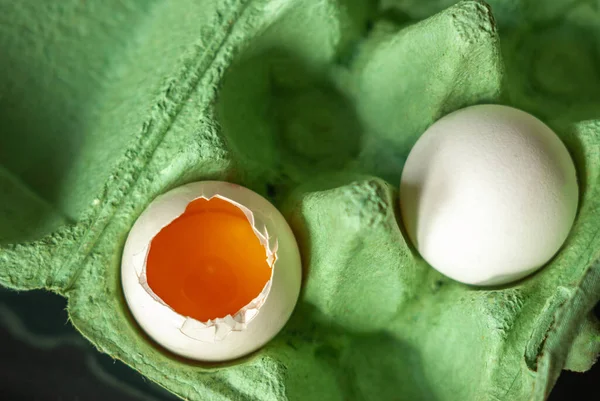 Gebroken Hele Eieren Met Dooier Een Kartonnen Doos Van Lichtgroene — Stockfoto