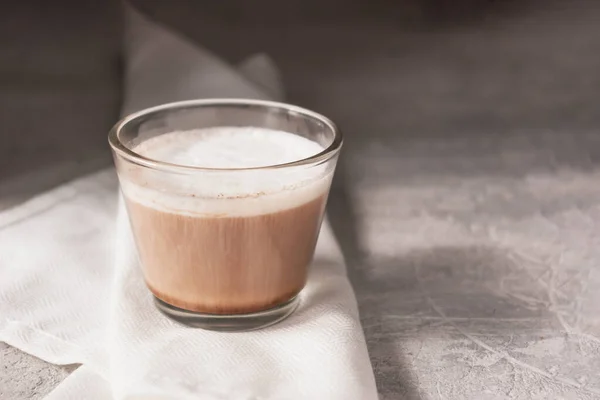 Ein Glas Morgenkaffee Mit Milch Auf Einer Weißen Serviette Auf — Stockfoto