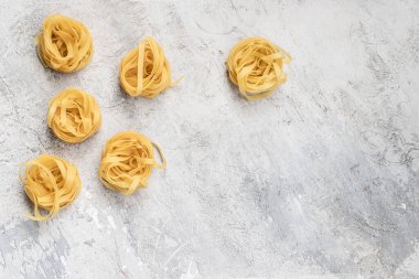 makarnalar gri beton arka planda, metin için yer, kopyalama alanı.