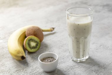 Muz, kivi ve Chia tohumlarından yapılmış sağlıklı yeşil smoothie. Vitamin lezzetli kahvaltı, tarif.