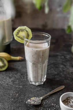 Muz, kivi ve Chia tohumlarından yapılmış sağlıklı yeşil smoothie. Vitamin lezzetli kahvaltı, tarif.
