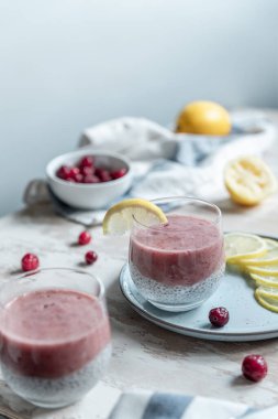Badem sütlü, çilekli ve limonlu Chia tohumu pudingi. Süper yemek, vejetaryen yemeği.