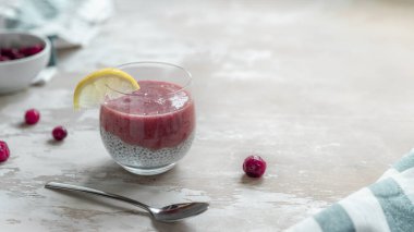 Lezzetli chia tohumu pudingi sebze sütü, böğürtlen püresi ve limon. Bej bir masadaki süper yiyecek kopyalama alanı.