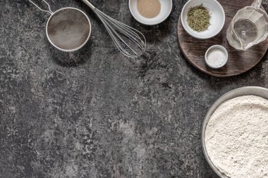 Siyah bir taş masada ev yapımı ekmek pişirmek için gerekli malzemeler. Metin ve tarif için metin boşluğu