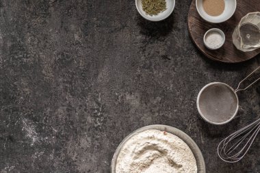 Siyah bir taş masada ev yapımı ekmek pişirmek için gerekli malzemeler. Metin ve tarif için metin boşluğu