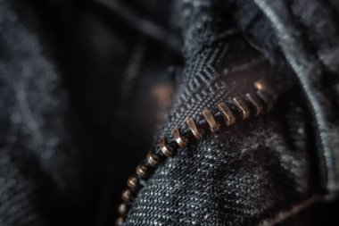 Denim pantolonu fermuarı açık koyu gri, makro. Ayrıntılar tekstil, kumaş, seçici odak.