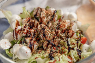 Balzamik sos, şifalı ot ve kurutulmuş domates soslu mozzarella salatası..