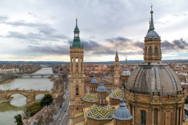 Zaragoza şehrinin havadan görünüşü, Puente de Piedra ve Puente de Hierro köprüleri ile, Ebro nehri Katedral-Bazilika kulesinden, Aragon, İspanya