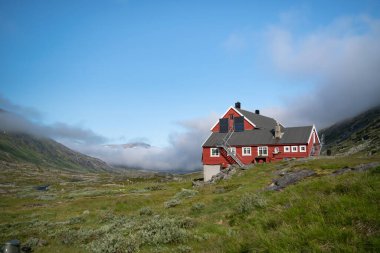 Hardanguervidda Ulusal Parkı 'ndaki Stavali dağ kulübesinde yaz günü sabah sisi vardı..