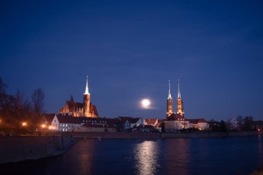 Bir kış gecesi ay ışığında Wroclaw Katedrali Adası