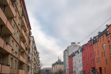 Polonya 'nın Wroclaw kentinde yeni ve eski binalar arasındaki zıtlık.