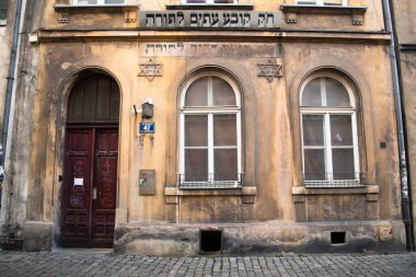 Krakow, Polonya 13 Aralık 2019: Kowea Itim le-Tora Sinagogu Antik Ortodoks Yahudi Sinagogu şu anda Krakow, Polonya 'da bulunan Kazimierz semtinde apartman dairesi..