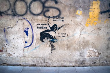 Krakow, Polonya 13 Aralık 2019: Dans eden bir kızın duvarındaki siyah duvar resmi ve Krakow, Polonya 'da duyamayanlar tarafından dans etmenin delilik olduğu düşünülen kişiler.