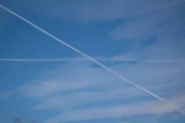 Due Tracce Aerei Che Attraversano Nel Cielo Cielo Blu Con — Foto Stock