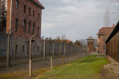 Auschwitz toplama kampı soğuk gri bir kış günü ziyaret ediyor.