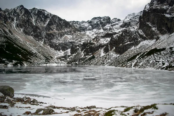 Congelato Czarny Staw Gasienicowy Lago Inverno Nelle Montagne Tatra — Foto Stock