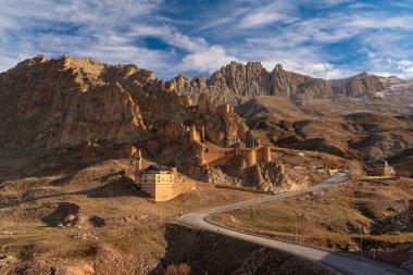Eski Bayezid Cami, Ishak Paşa Sarayı yakınlarındaki cami, Dogub