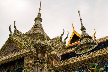 Bangkok, Tayland - 25 Ocak 2016: Bangkok 'taki Büyük Saray' ın iç tapınakları, geleneksel seramik renkli çatılar