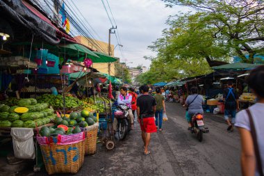 Bangkok, Tayland - 25 Ocak 2016: Bangkok 'ta geleneksel pazarda farklı karpuz ve meyve tezgahları