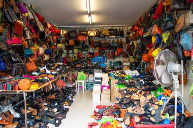 Bangkok, Tayland - 25 Ocak 2016: Bangkok 'ta dağınık ve dağınık ayakkabı ve çanta dükkanı