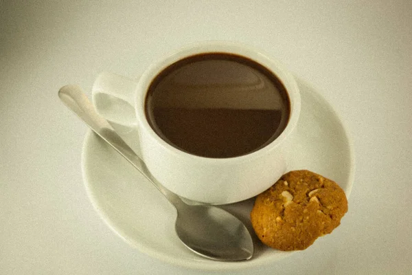 Kopje Koffie Koekjes Witte Achtergrond Vintage Graan Effect Stijl Foto — Stockfoto