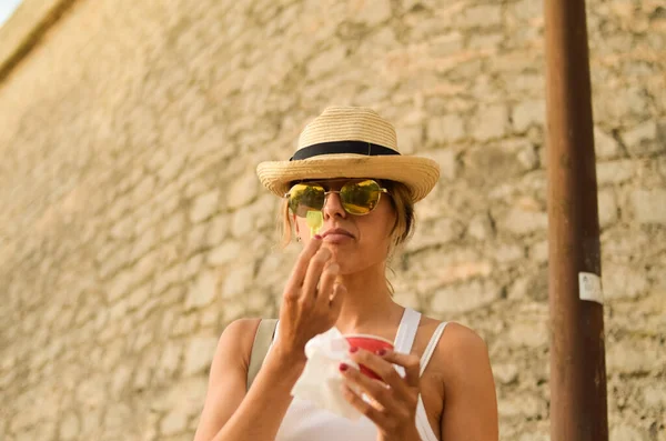 麦藁帽子とサングラスの試飲とアイスクリームを持つ若い女性 — ストック写真