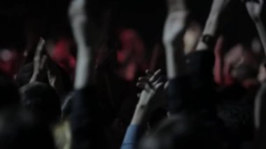 büyük konser parlak sahne ışıkları önünde kalabalık
