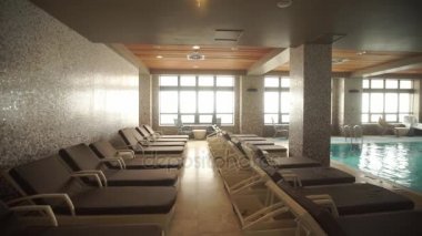 büyük bir yüzme havuzu ile Sauna