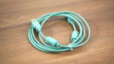 Ahşap masa üzerinde USB veri kablosu.