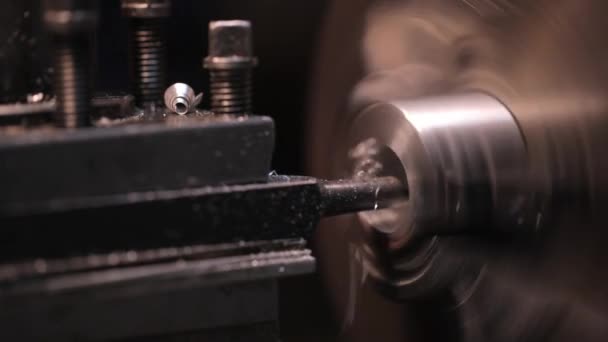 Металлообрабатывающая промышленность: металлообработка на токарном станке — стоковое видео