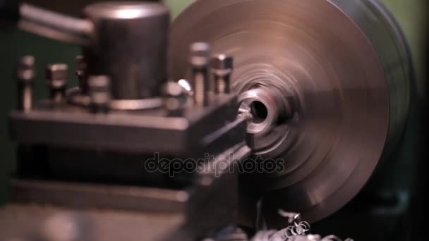 Metalworking industry: metal working on lathe grinder machine — Stock Video