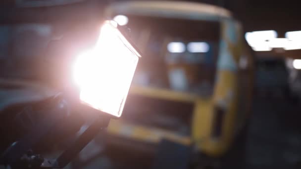 Лампа виходить на будівельний майданчик — стокове відео