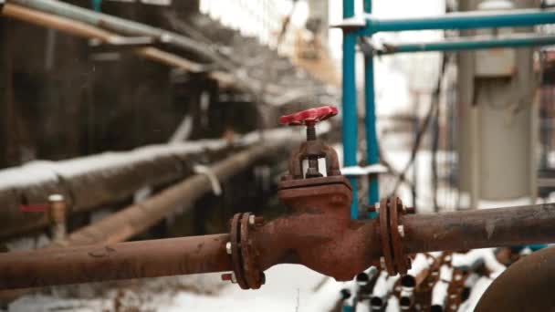 Humo de una tubería en una obra de construcción — Vídeos de Stock