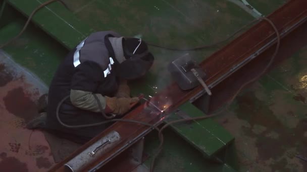 Man wearing mask welding in a workshop with sparks — Stock Video