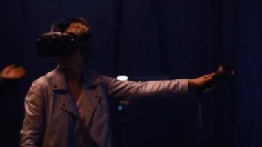 Yine de Vr aygıt arayan kadın