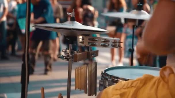 Вуличний музикант грає на барабанах — стокове відео