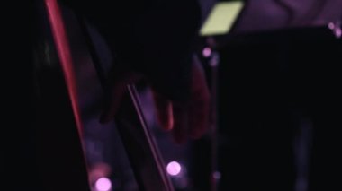 Kontrbas Sahne Alanı'nda oynayan adam yakın çekim