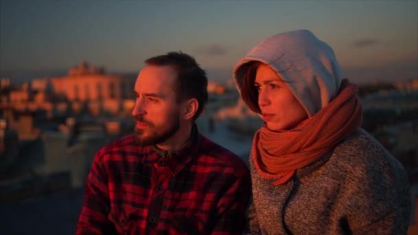 Romantisk datum på taket. Älskande par dating på taket vid solnedgången. — Stockvideo