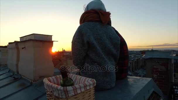 Романтичне побачення на даху. Любляча пара зустрічається на даху на заході сонця . — стокове відео