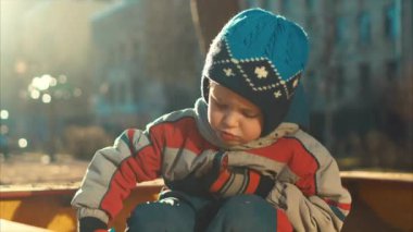 Çocuk kum bir parkta baharda çalış