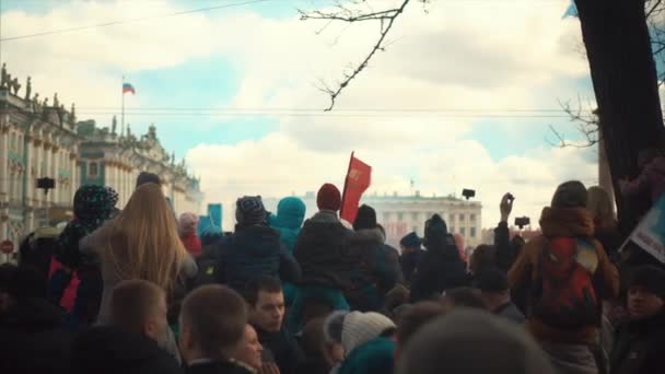 SAINT-PETERSBURG, RUSIA - 9 DE MAYO DE 2017: Mucha gente en desfile militar . — Vídeo de stock