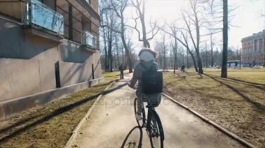 genç güzel kadın bir parkta Bisiklete binmek. Aktif kişi. açık havada