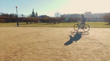genç güzel kadın bir parkta Bisiklete binmek. Aktif kişi. açık havada