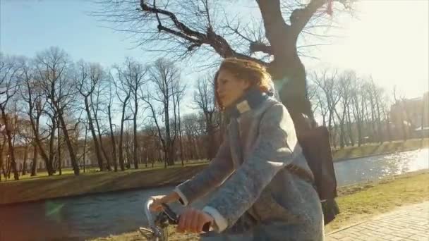 Fiatal gyönyörű nő lovaglás kerékpár egy parkban. aktív emberek. a szabadban — Stock videók