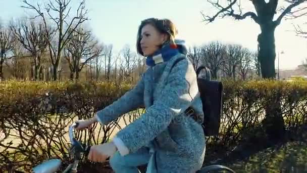 若い美しい女性が公園で自転車に乗って。アクティブな人々。アウトドア — ストック動画