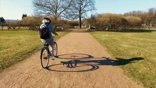 Giovane bella donna in bicicletta in un parco. Persone attive. All'aperto — Video Stock