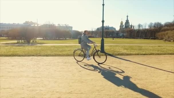 Молодая красивая женщина на велосипеде в парке. Активные люди. На открытом воздухе — стоковое видео