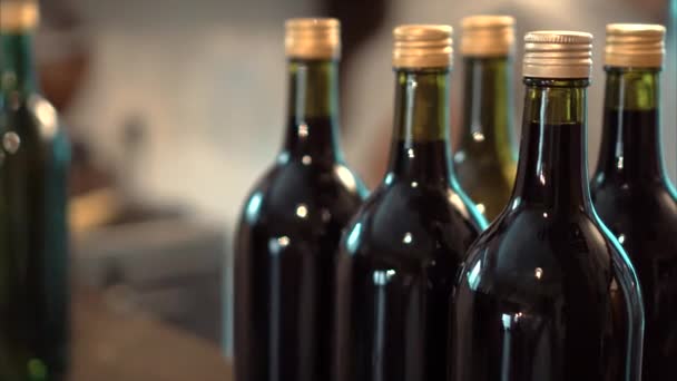 Ряд винтажных бутылок в винном погребе — стоковое видео
