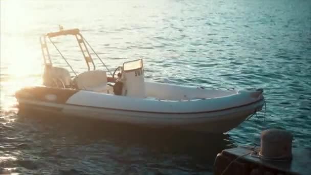 Pequeño barco motorizado y mar al atardecer — Vídeos de Stock